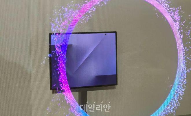 ȫ׿(ni)ۯB֙Cչʾ Galaxy Z TriFold